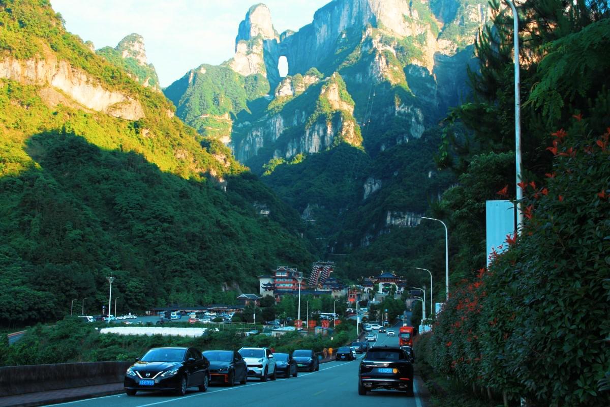 张家界本地导游规划纯玩路线，避开景区人流高峰旅游攻略配图